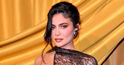 Khloe Kardashian - Kylie Jenner - Kylie Jenner Debuts ‘Bride of Frankenstein’ Costume Ahead of Halloween 2022 - usmagazine.com