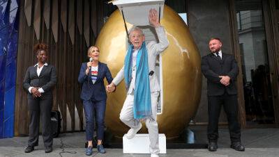 Ian Mackellen - John Bishop - Mel Giedroyc - Elizabeth Ii II (Ii) - Ian McKellen Emerges From Giant Gold Egg to Reveal New Role as ‘Mother Goose’ in Pantomime Production - variety.com - Britain - county Will