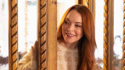 Lindsay Lohan Is 'Falling for Christmas' in Official Look at Netflix Holiday Film - www.etonline.com