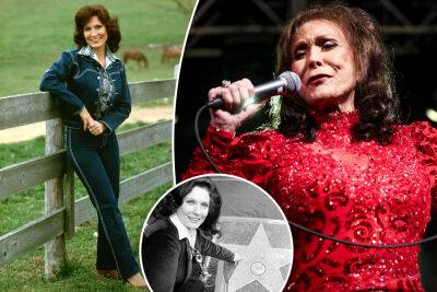 Loretta Lynn - Loretta Lynn, ‘Coal Miner’s Daughter’ icon and country singer, dead at 90 - nypost.com - Kentucky - Tennessee - state Washington - county Webb - county Mills
