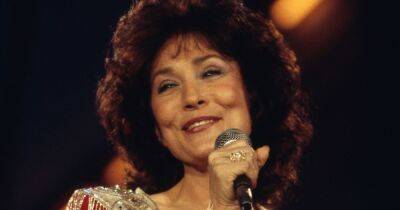 Loretta Lynn - Country music icon Loretta Lynn dies 'peacefully' in her sleep aged 90, family announce - dailyrecord.co.uk - Kentucky - Tennessee - county Mills