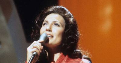 Loretta Lynn - Loretta Lynn, coal miner’s daughter and one of the Queens of Country, who broke barriers with songs tackling gritty women’s issues – obituary - msn.com