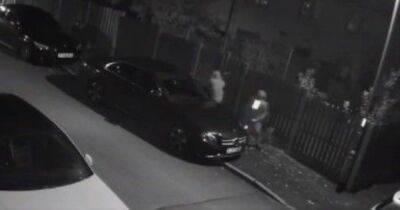 Moment two men smash into car and steal £50,000 of gold bars - manchestereveningnews.co.uk - Manchester - county Oldham