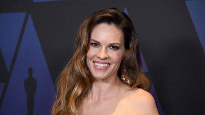 Philip Schneider - Hilary Swank Is Going to Be a Mom to Twins - glamour.com - state Alaska - Chad
