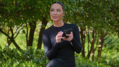 Pete Davidson - Kim Kardashian - Kendall Jenner - Kanye West - Tracy Romulus - 'The Kardashians' Recap: Kanye West Texts Kim Kardashian He'd Rather Go to Jail Than Wear One of Her Looks - etonline.com - New York - Italy - city Milan, Italy
