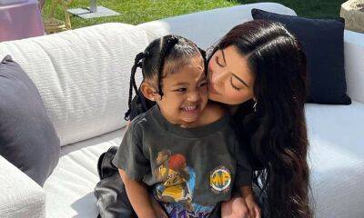Kylie Jenner - James Corden - Stormi Webster - Kanye West - Travis Scott - Kylie Jenner takes her daughter Stormi to a mommy-and-me date - us.hola.com - Los Angeles - California