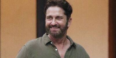 Gerard Butler Takes Selfies With Fans While Running Errands in NYC - justjared.com - New York - city Manhattan, state New York - New York - city York - Netflix