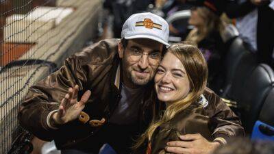 Emma Stone and Husband Dave McCary React to Being Booed at Padres-Mets Game - www.etonline.com - New York - county San Diego