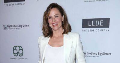 Brandon Maxwell - Red Carpet - Jennifer Garner Is a Breath of Fresh Air in Shorts as She Debuts New Lob on the Red Carpet - usmagazine.com - Los Angeles - Texas
