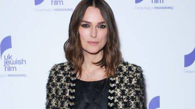 Keira Knightley - Pete Doherty - Keira Knightley Pairs Chanel Couture With a Grungy Beauty Signature—Photos - glamour.com - Indiana - Charlotte