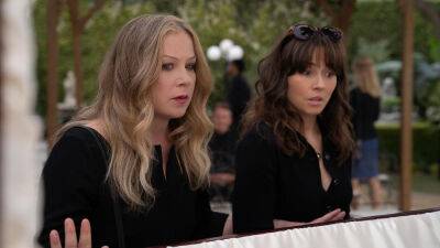 ‘Dead To Me’: Christina Applegate And Linda Cardellini Dodge The FBI In Season 3 Trailer - deadline.com - Netflix