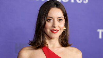 Mike White - Aubrey Plaza Just Debuted Old Hollywood Blonde Hair on the Red Carpet—See Pics - glamour.com - Los Angeles