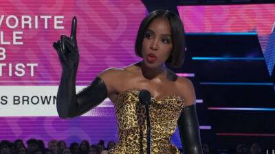 Kelly Rowland - Chris Brown - Lucky Daye - Brent Faiyaz - Voice - Chris Brown Gets Booed After Winning At AMAs 2022, Kelly Rowland Asks Crowd To “Chill Out” - deadline.com - USA