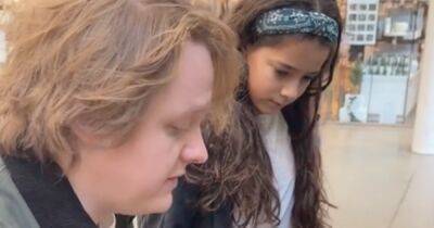 Lewis Capaldi - Tiktok - Sweet moment Lewis Capaldi teaches young fan his new song on train station piano - dailyrecord.co.uk - London