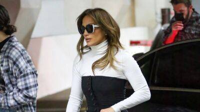 Jennifer Lopez - Tom Bachik - Jennifer Lopez’s ‘Rich Girl’ Manicure Is the Ultimate Holiday Season Neutral - glamour.com - Poland