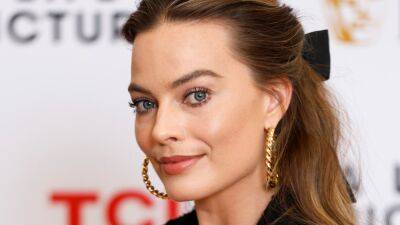 Margot Robbie - Chanel - Margot Robbie’s Hair Bow Is the Perfect Accessory for Party Season - glamour.com