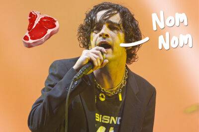 The 1975 Singer Matty Healy Eats RAW Meat & Gropes Himself Onstage During Bizarre NYC Show -- See His Mom's Reaction! - perezhilton.com - county Garden