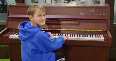 Young Scots boy left deaf after car accident wows crowd on Central Station piano - www.dailyrecord.co.uk - Scotland - county Young