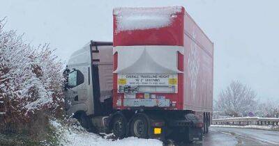 Lorry jackknifes amid arctic weather conditions as cops close busy Scots road - www.dailyrecord.co.uk - Scotland