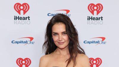 Katie Holmes's Stylist Explained How That Dress-Over-Jeans Look Came to Be—See Pics - www.glamour.com - New York