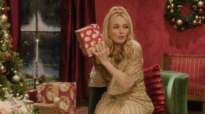 ‘SNL’s Chloe Fineman Plays A Christmas Pondering Jennifer Coolidge In Jolly Skit - deadline.com - Santa - county Butler - Austin, county Butler