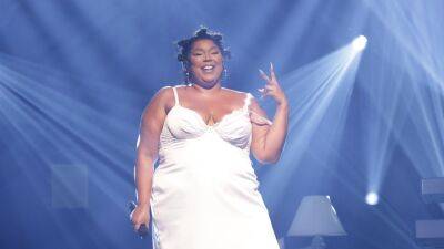 Watch Lizzo Perform ‘Break Up Twice’ and ‘Someday at Christmas’ on 'Saturday Night Live' - www.glamour.com - county Butler - Austin, county Butler