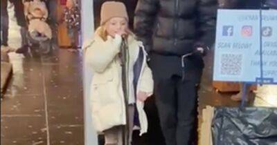 Adorable moment Scots schoolgirl belts out songs to Christmas crowds after getting busker's mic - www.dailyrecord.co.uk - Scotland