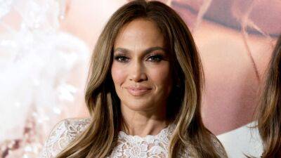 Jennifer Lopez Got an Old-Hollywood Lob For Christmas—See Pics - www.glamour.com
