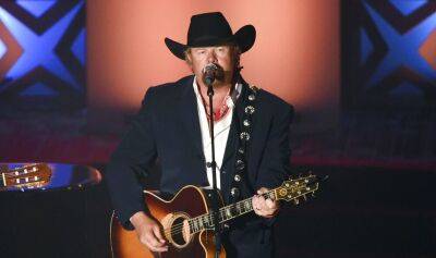 Toby Keith - Country Music Star Toby Keith Reveals He Is Thinking Of Getting Back As He Battles Stomach Cancer - deadline.com - Alabama - Kentucky - county Lexington