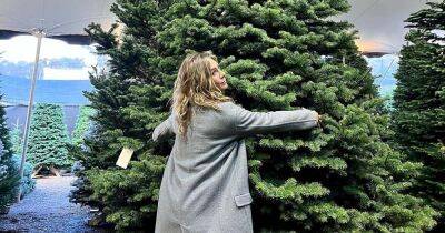 Jennifer Aniston - Thomas Rhett - Lily Collins - Celebrities Visiting Christmas Tree Farms in 2022: Jennifer Aniston, Thomas Rhett and More - usmagazine.com