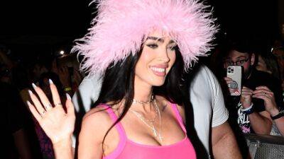 Megan Fox - Pamela Anderson - Tommy Lee - Megan Fox Wore an Underboob-Baring Crop Top and Pink Feather Hat to Channel Pamela Anderson—See Pics - glamour.com - New York - Florida - Beverly Hills - county Lauderdale - city Fort Lauderdale, state Florida