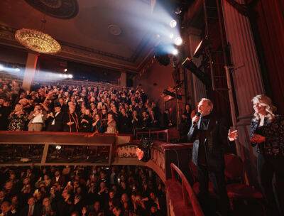 Neil Diamond - Neil Diamond Surprises ‘A Beautiful Noise’ Broadway Audience With Performance Of ‘Sweet Caroline’ - deadline.com - New York