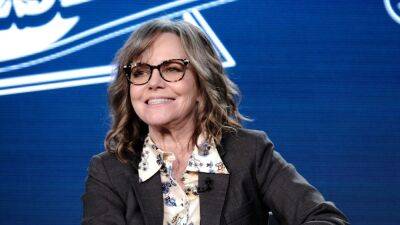 Sally Field on Spoiler Alert, Playing Tom Hanks's Mom in Forrest Gump, and the Upcoming 80 for Brady - www.glamour.com - Hollywood - county Forrest