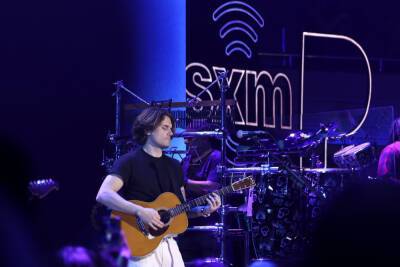 John Mayer Pauses Hollywood Concert for Unconscious Fan to Get Medical Assistance - variety.com - Atlanta
