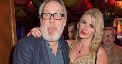 Channel 4 Celebrity Gogglebox: Vic Reeves’ life away from comedy from famous wife to film star ex-girlfriend - www.msn.com - France