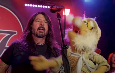 Dave Grohl - Foo Fighters - Kenan Thompson - Ed Helms - Watch Foo Fighters jam out with Fraggles in new ‘Fraggle Rock Rock’ video - nme.com - Britain - California