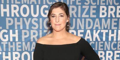 Alex Trebek - Amy Schneider - Mayim Bialik Is Getting Backlash From 'Jeopardy!' Fans Because of a Term She Keeps Using - justjared.com