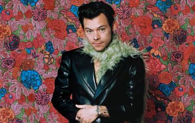 Harry Styles spotted filming music video on giant bed outside Buckingham Palace - www.nme.com
