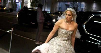 Jennifer Lopez - Kat Coiro - Jennifer Lopez's Marry Me wedding dress weighed 95 pounds - msn.com - Britain