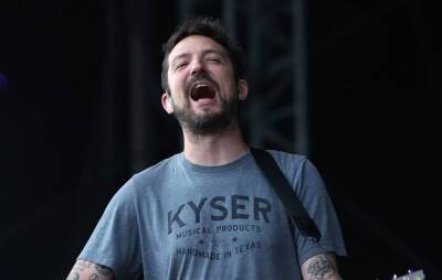 Frank Turner says it would be “pretty funny and cool” if he won this week’s chart battle - www.nme.com - Britain