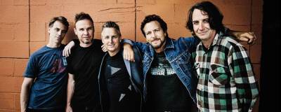 Pearl Jam guitarist defends Mötley Crüe following Eddie Vedder beef - completemusicupdate.com - Britain