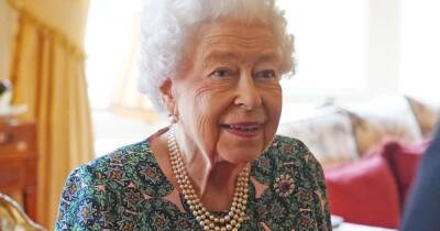 The Queen admits feeling frail as she clutches walking stick and says 'I can't move' - www.ok.co.uk - USA - Virginia
