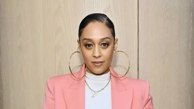 The Braided Heart Detail on Tia Mowry's High Ponytail Is Excellence - www.glamour.com - Poland