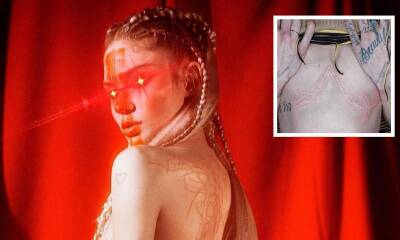 Elon Musk’s ex Grimes adds another tattoo that extraterrestrials would be proud of - us.hola.com