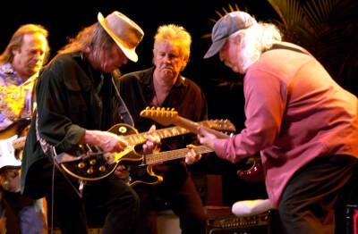 Crosby, Stills & Nash Reunion: Trio Joins Neil Young In Spotify Protest - deadline.com - county Young - county Nash