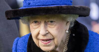 Queen, 95, tests positive for Covid-19 and is 'experiencing mild cold symptoms' - www.ok.co.uk - Britain