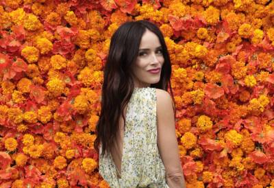 Abigail Spencer Unveils New Song ‘Flowers In My Teeth’ To Promote Her Flower Delivery Service - etcanada.com