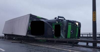 Picture shows overturned lorry that has fully closed M60 - www.manchestereveningnews.co.uk
