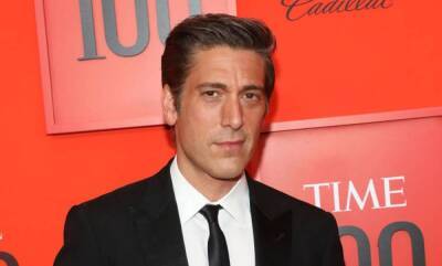 David Muir's dashing dad Ronald Muir is his double in remarkable throwback photo - hellomagazine.com - New York - city Syracuse, state New York