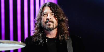 Dave Grohl Details Hearing Loss, Describes Himself as 'F--king Deaf' - www.justjared.com